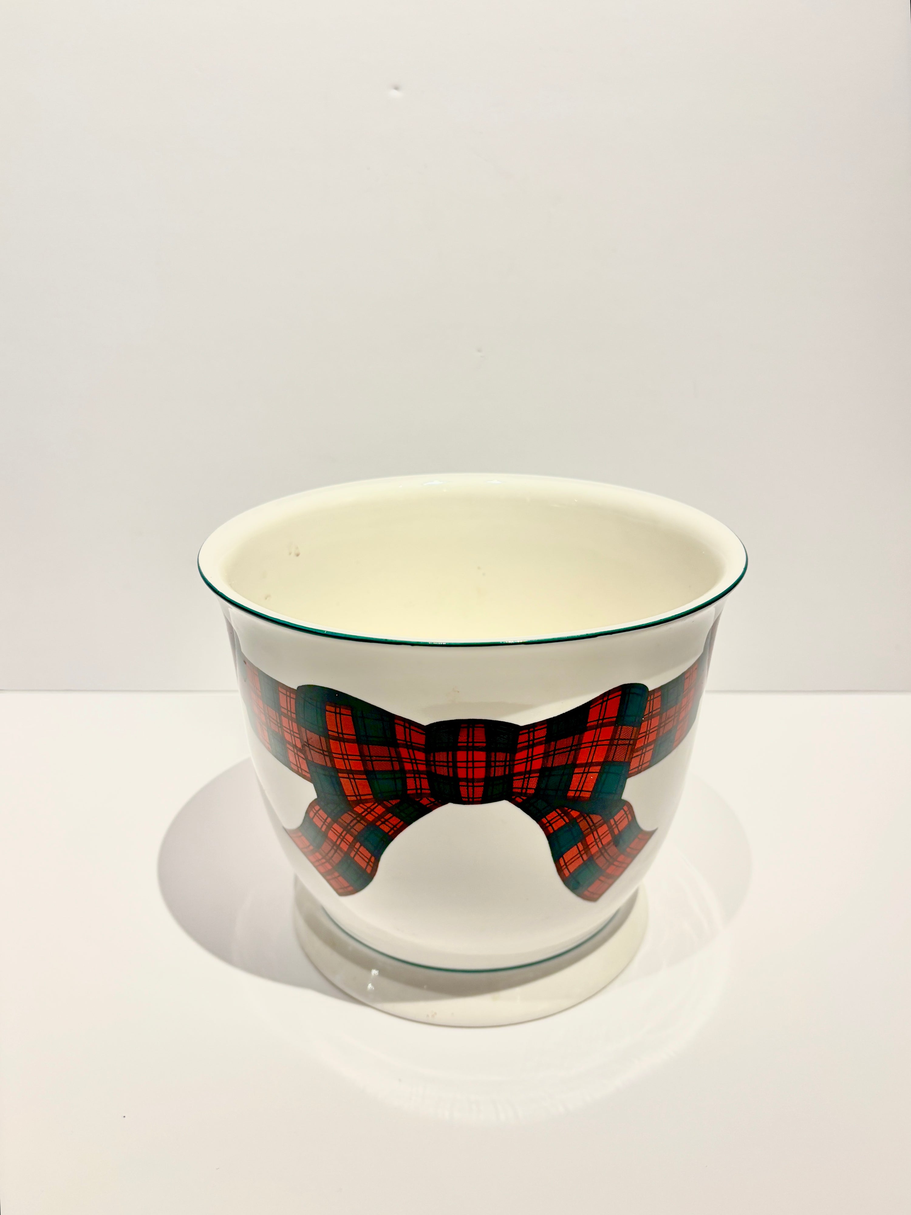 White Arita porcelain cache-pot with a hand-painted tartan bow, made in Japan