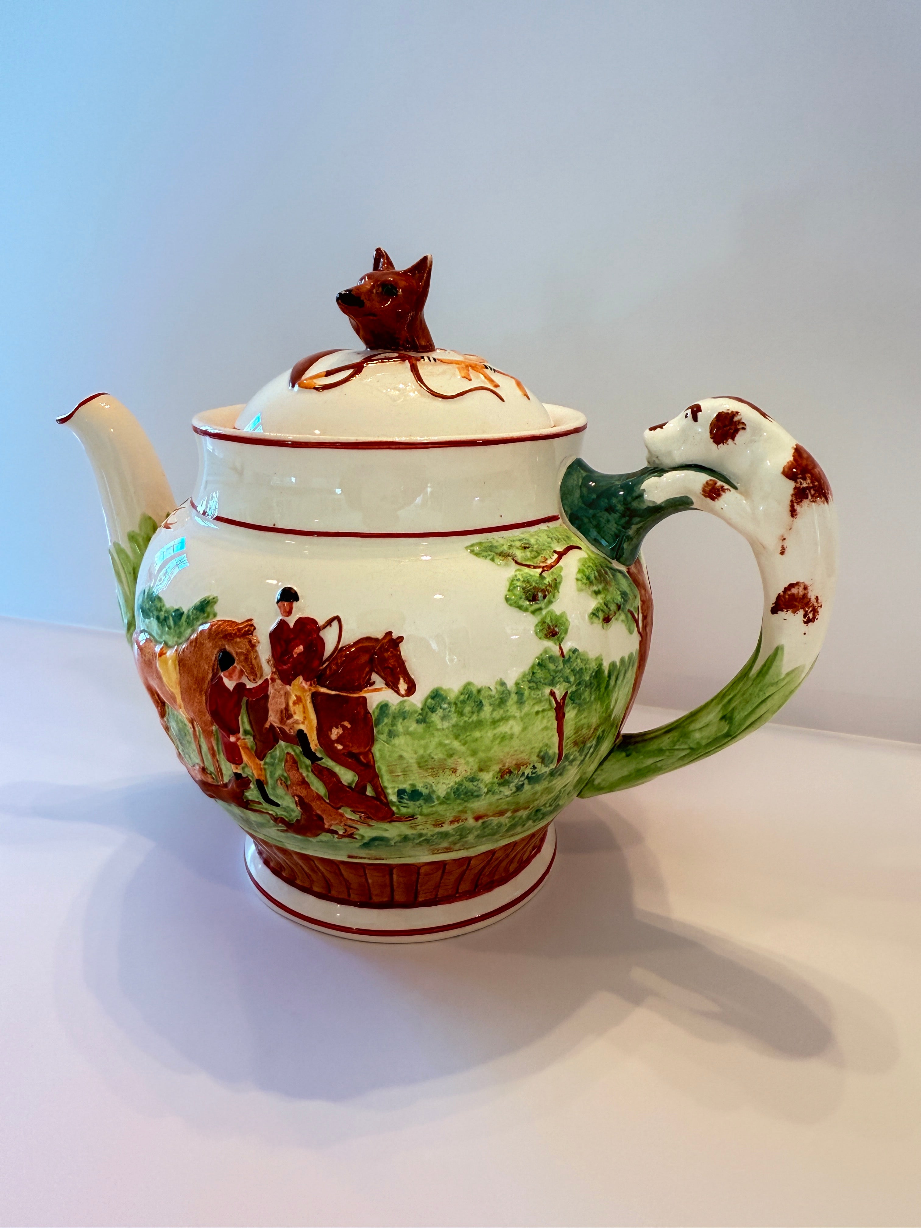 Servizio da tè in ceramica con scena di caccia inglese, teiera e lattiera, c. 1929