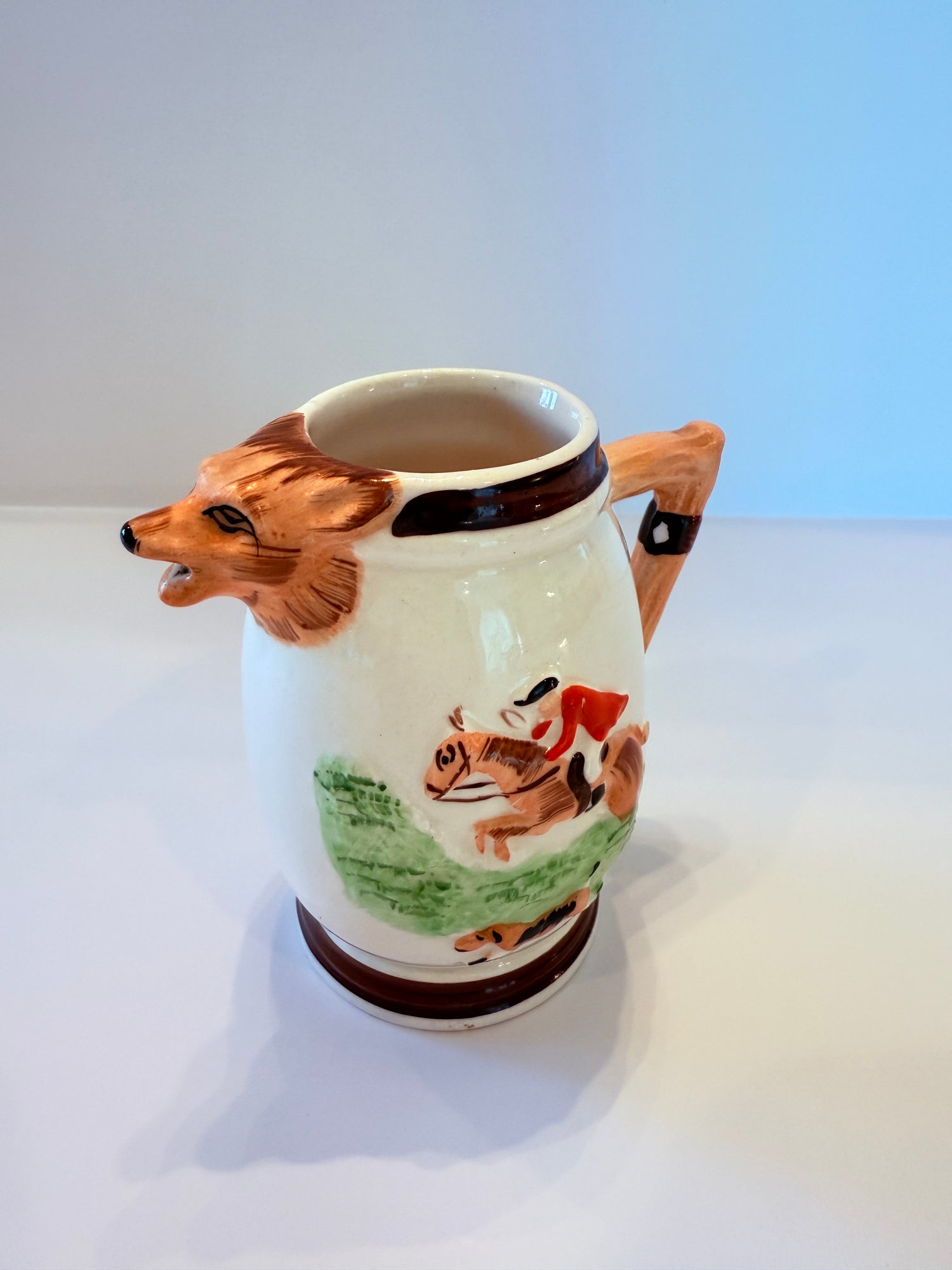 Servizio da tè in ceramica con scena di caccia inglese, teiera e lattiera, c. 1929