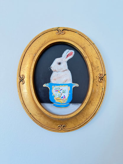 Pat McCarthy, Coniglio in vaso di porcellana blu