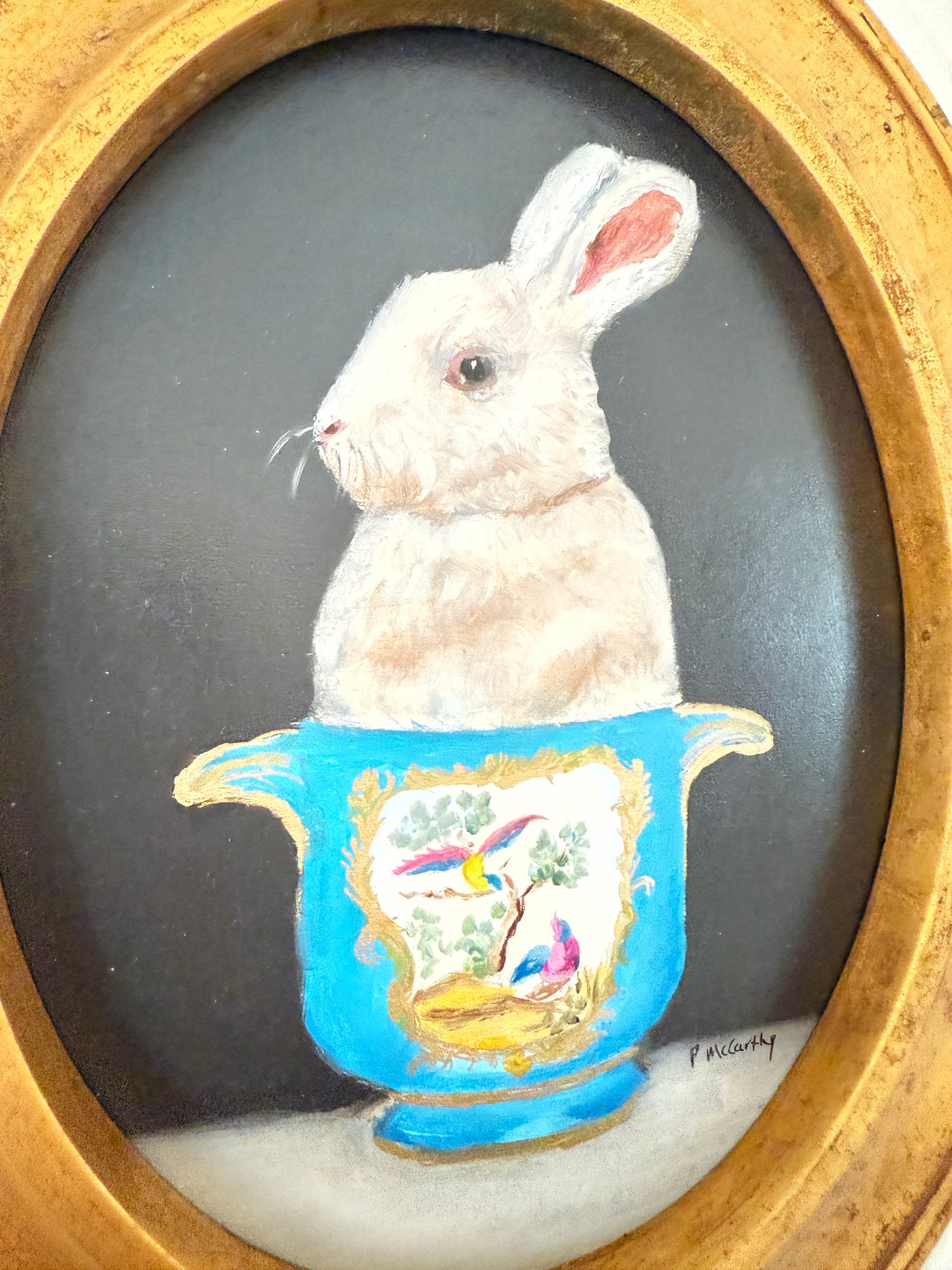 Pat McCarthy, Coniglio in vaso di porcellana blu