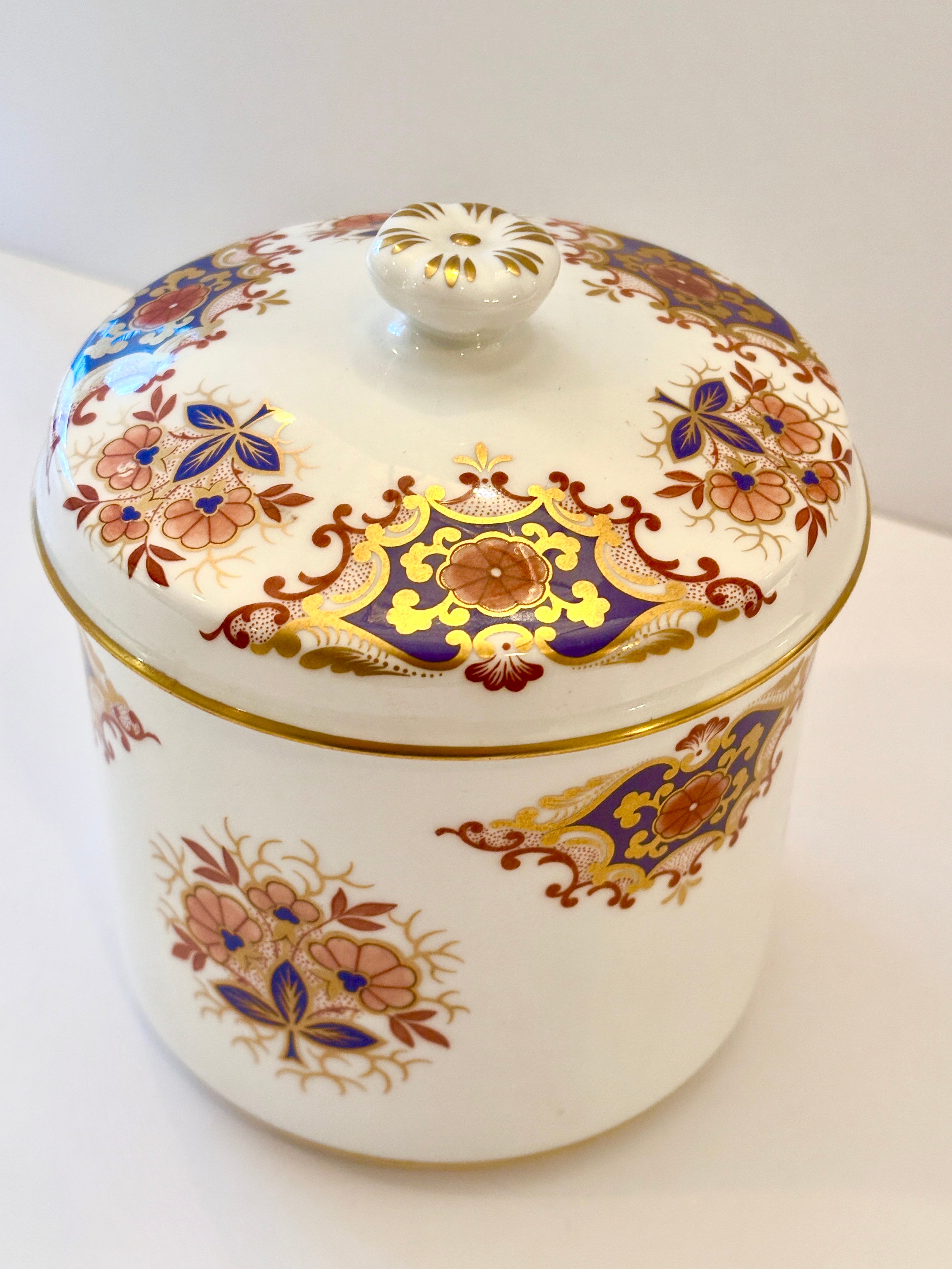 Royal Arden dresser jar, lid detail