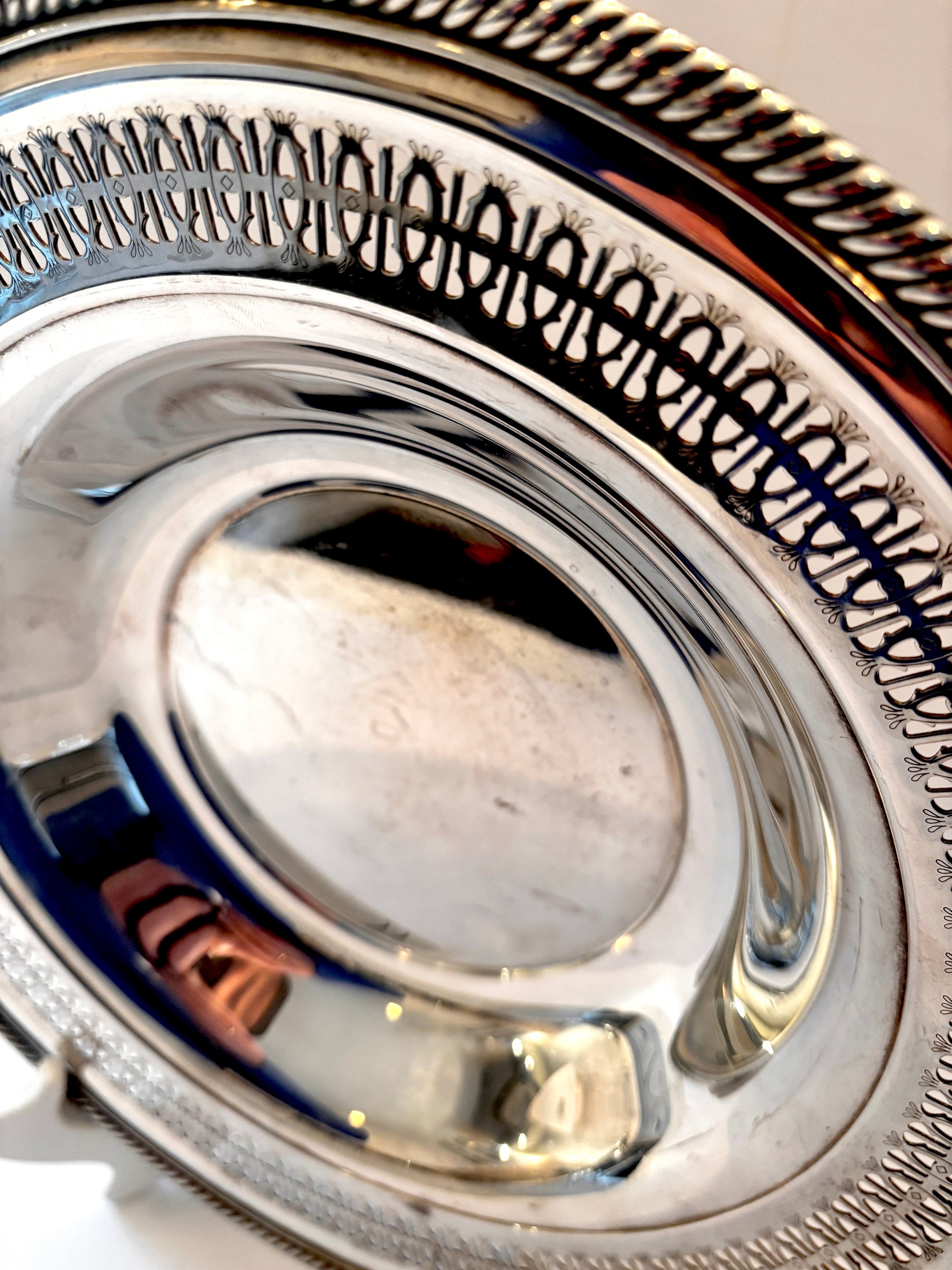 WM Rogers silver-plate serving bowl, lattice detail