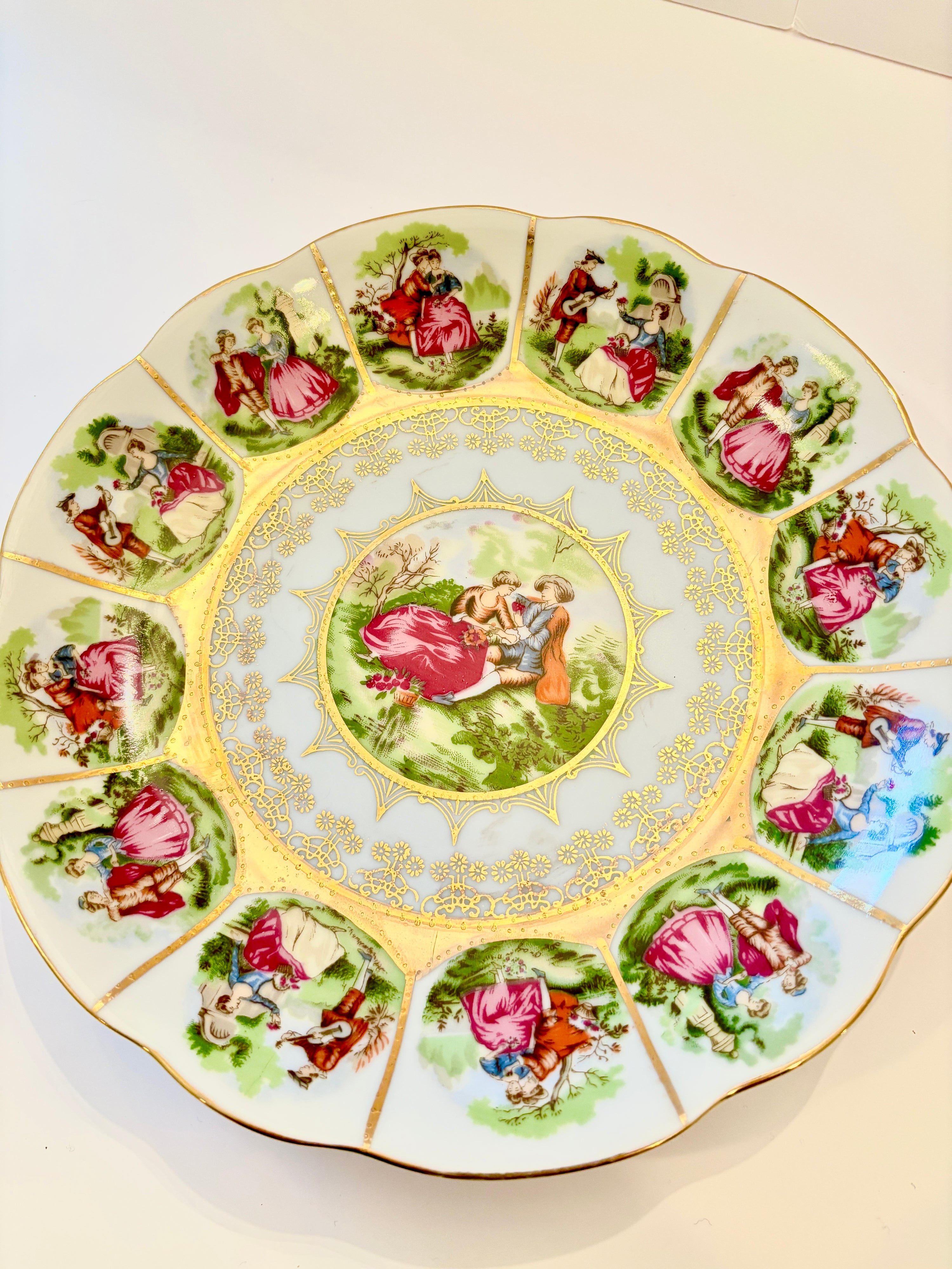 Royal Vienna plate, reverse showing the wall-hanging mount