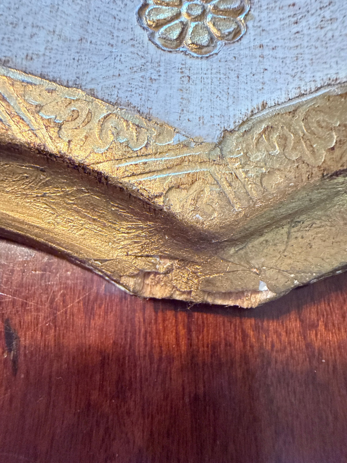 Close-up of the small chip in the gilt at the bottom edge of the Florentine board
