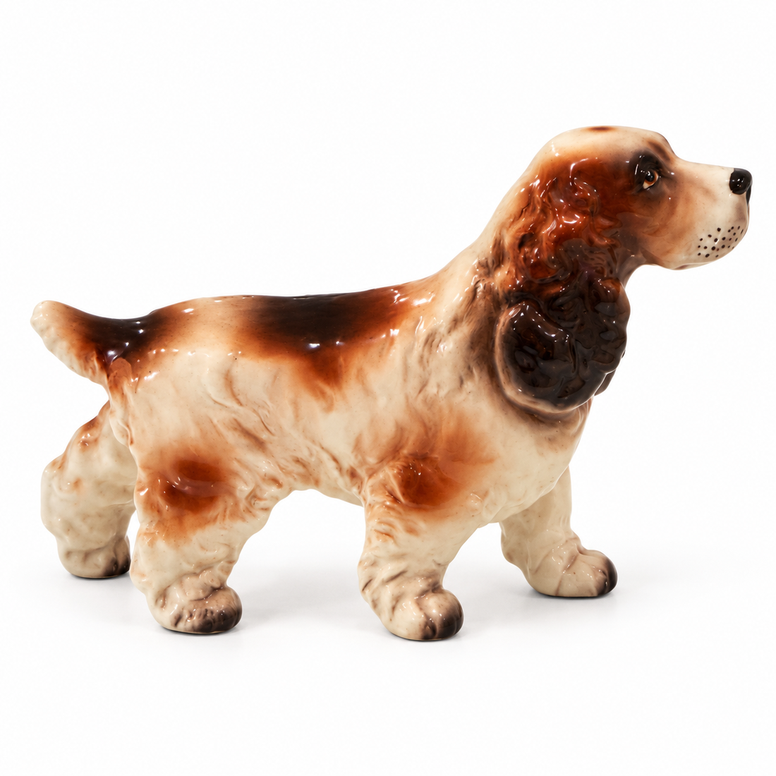 Vintage cocker spaniel figurine, side profile facing right, on white background